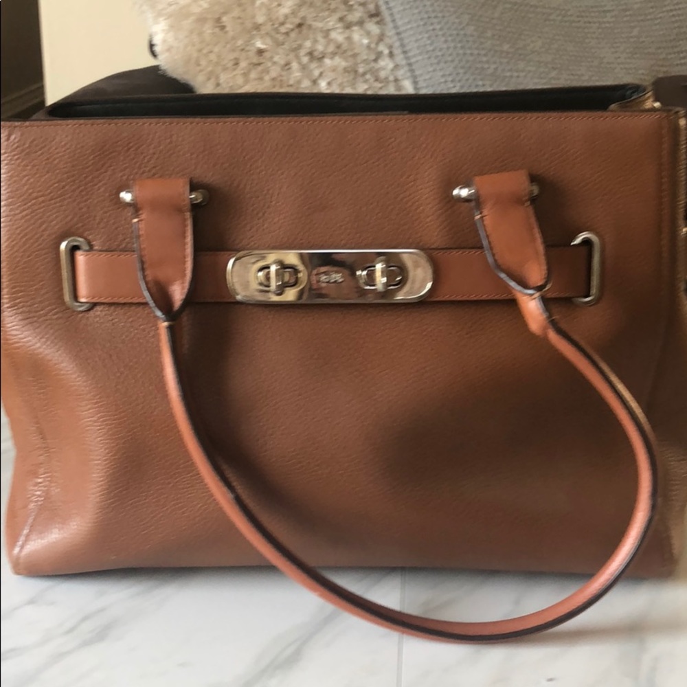 COACH LEATHER HANDBAG CAMEL COLOR.